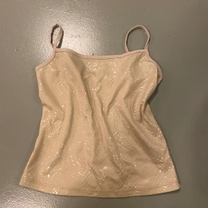 Linne/top - Jätte söt top/linne med ormmönster på! Köpt på secondhand. 