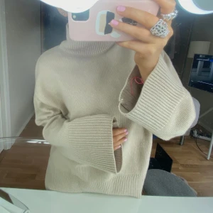 Stickad tröja 🤎 - Mysigaste tröjan med polokrage!! Aldrig använd🩷 