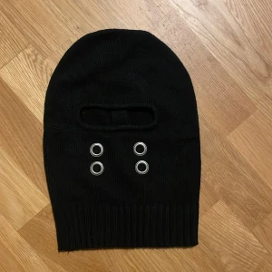 Rick owens balaclava - Säljer för att den inte kommer till använding, hoppas någon annan kan få användning ur den. Pris går att diskutera🤝.