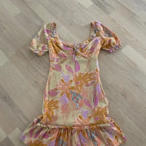 Sommarklänning - En superfin sommarklänning från Pull & Bear som aldrig har kommit till användning då den är lite för liten för mig! Nypris 500 kr.