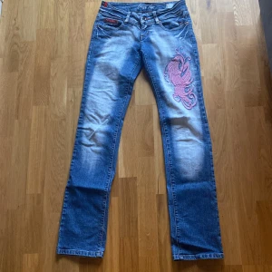 Lågmidjade crazy age - Säljer ett par supersnygga lågmidjade jeans från crazy age! De är raka/utsvängda. Säljer pågrund av att de är lite för långa på mig som är 165cm. De är i jättefint fint skick!❤️