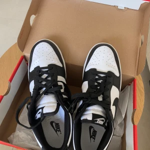 Helt nya nike skor - Knappt använda skor har haft dom i nån vecka passar inte mig därför jag säljer dom.   Köptes för 1400kr Kan frakta eller mötas upp i malmö.