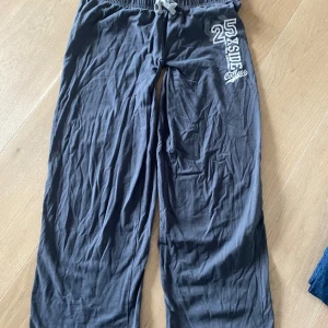 Mjukis byxor  - Lågmidjade pyjamas byxor as sköna liknar Victoria secret pink Andvänd gärna ”köp nu”💕