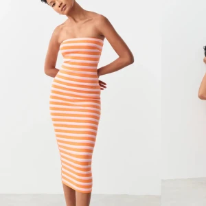 Tubeklänning gina tricot - Säljer nu denna populära randiga tubeklänning från Gina Tricot. Aldrig använd, med prislappen kvar 🩷🧡i storlek XS