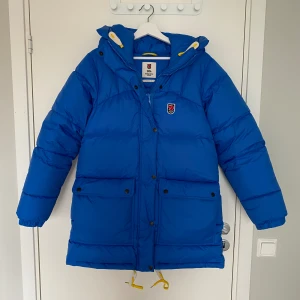 Expedition Fjällräven- Women’s Jacka - Säljer en blå Expedition Fjällräven- Women’s Jacka i storlek s. Säljs pga inte kommer till användning, inga tecken på användning!  Skulle säga att jackan är stor i storleken så passar även en m🩵 (Köparen står för frakten!)