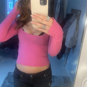 Rosa tröja  - Supersnygg tröja från hm! Den är väldigt bekväm och skön💞💞