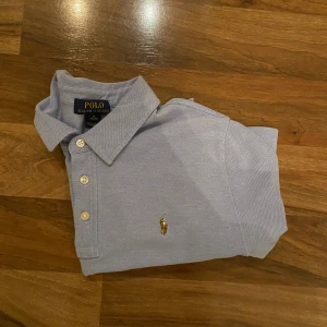 Ljus Blå ralph lauren pike - Size S - ✅ Nyskick 9/10 - nästan oanvänd,  p.ga kom inte till användning - köptes förra sommaren  Denna pike är perfekt till sommaren🤙