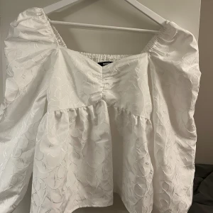 Topp/blus - Topp/blus från Gina Tricot i storlek M. Använd 1 gång🩷 säljaren står för frakten!