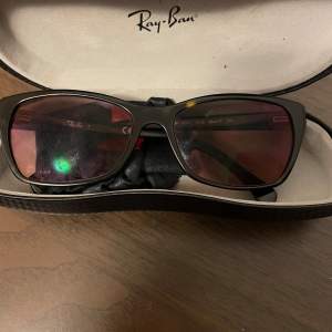Stilrena solglasögon från Ray-Ban i mycket bra skick, perfekta inför sommarstarten! Pris kan diskuteras vid snabb affär.