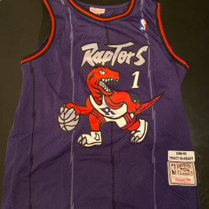 Tracy mc grady basket linne - Storlek M, kvalitet 10/10 aldrig använd pris 400 går att köpa linne o byxor separat.