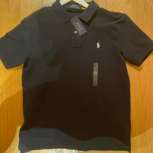 Ralph Lauren Pike - Ralph Lauren Pike helt ny! Storlek Large. För frågor skriv dm! (Mörkblå)