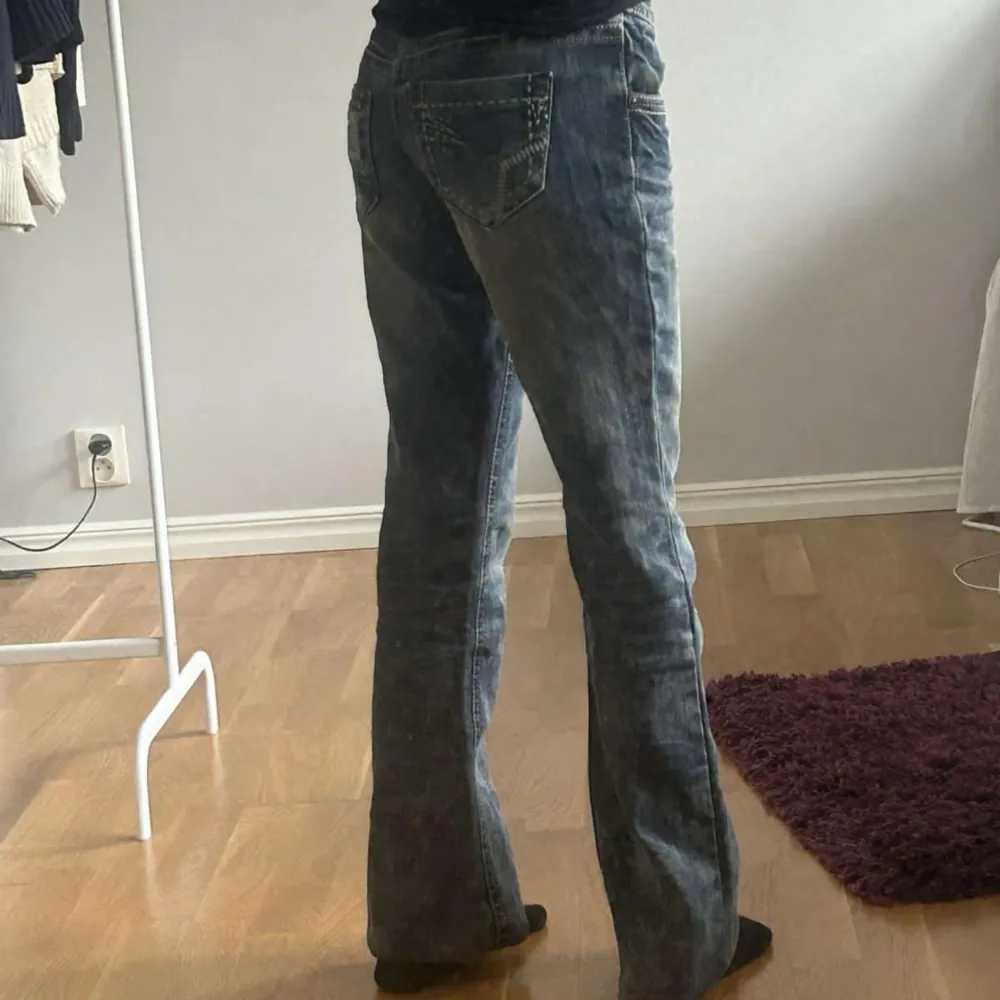 Unika Bootcut Jeans i Lowrise modell💞. Innerbensmåttet är 78cm och midjemåttet är 35 cm. Finns några små hål nära bakfickorna men annars fina brallor Modellen är 160 cm lång ✨️ Frågor och funderingar är varmt välkomna 😇   T2 140. Jeans & Byxor.