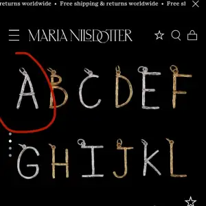 Söker detta bokstavshalsband stor eller litet i guld från Maria Nilsdotter! Uppskattar om det är i bra skick!!!
