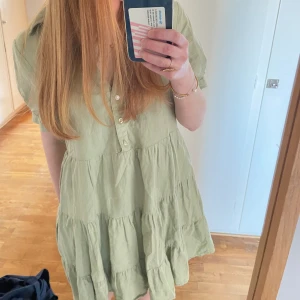 Grön sommarklänning  - Superfin grön klänning från zara som passar perfekt till sommaren! Knappt använd 
