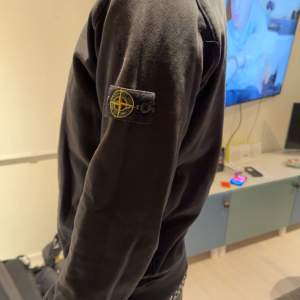 En stone island tröja i väldigt bra skick för den tiden jag haft den. Den är storlek 170. Den kostar ny runt omkring 2000-3000 beroende på vilken sida man kollar på. Jag kommer sälja denna för 550 kr. Kom privat för fler frågor.