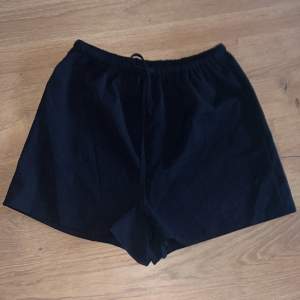 Fina shorts som är svarta, finns matchande tröja man kan välja att köpa till om man vill.