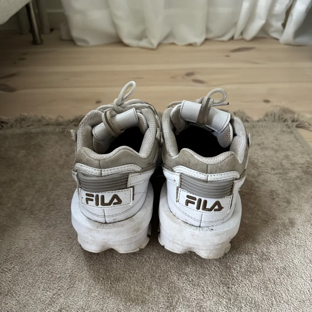 Fila Disruptor sneakers Färg: vit, beige, brun, grå Storlek: 39 innermått 25 cm. Skor.