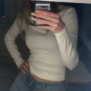 Vit långärmad tröja - Vit långärmad tröja från Gina Tricot, använd 1 gång och köpt för 230 kr💞