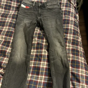Tommy Hilfiger jeans  - Längd 28 Midja 30  Väldigt bra skick 