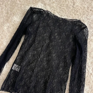 Spets tröja  - Skit snygg spets tröja från Missäy, aldrig använd, storlek S 🙏🏼🙏🏼 perfekt till sommaren!