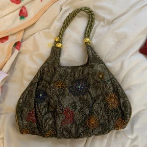 Väska med pärldetaljer - Jättefin vintage väska med pärlor och guld detaljer. Rymlig med flera fack💗