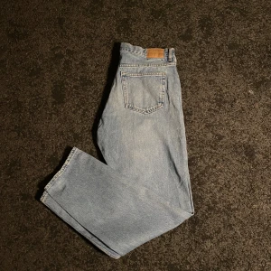 Blåa Weekday jeans  - Storlek 31/32, Space relaxed straight jeans ifrån Weekday, väldigt bra skick med inga defekter och slitnader alls! 