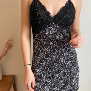 Spets klänning/ nattlinne  - Säljer denna spetsklänning, köpt på sellpy, helt oanvänd! Perfekt skick och super fina detaljer.  