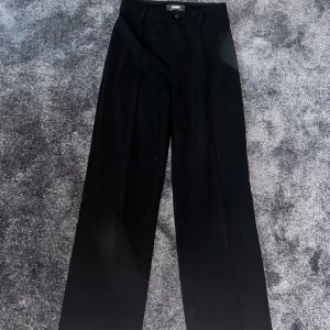 Kostym Byxor - Svarta kostymbyxor. Använda men är i bra skick. Har inga fickor.