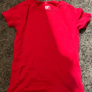 Röd T-shirt köpt från Plick men aldrig andvänt 