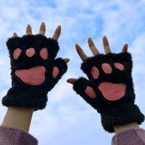 Cat Paw Gloves - Helt ny, aldrig använd utomhus, endast testad.  Kontakta om du är intresserad! <3