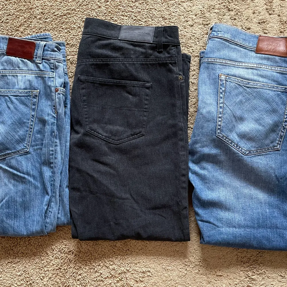 3st par sköna Gant jeans men tyvärr lite för stora numera. Ett par är lite mer använda än de andra två som bara har använts ett par gånger. Nypris omkring 4500kr. Jeans & Byxor.