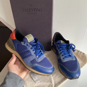 Valentino rockrunner - Ett par riktigt snygga valentino rockrunners i fint skick! Nypris ligger på 7000kr. Endast skor medföljer! Hör av er vid funderingar.
