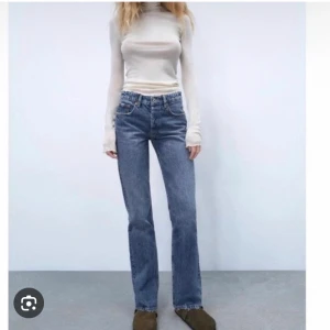 Zara mid rise jeans - Säljer ett par mid rise jeans från zara. Har en fläck som förmodligen går bort i tvätten, därav det låga priset. Storlek 38 men passar mig som oftast har 36/S i jeans.💕
