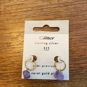 Jätte fina örhängen - Säljer dom här jätte fina örhängen! Den är i jätte fin Skick har aldrig använt❤️ Säljer dem för dem kommer inte till användning❤️❤️ Köpte dem för 180kr och säljer för 100❤️❤️