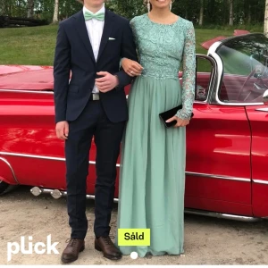 Balklänning - Balklänning köpt på plick i strl 36. Har även slits🥰