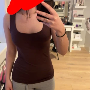 Trendigt Zara linne  - Ett linne i brunt som man kan bära på två olika sätt för att få en annan design. Säljer för att jag aldrig använder.