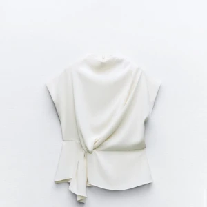 Zara topp - Säljer denna toppen då den inte kommer till användning. Har endast provat den en gång. Helt ny med prislapp kvar. Andra bilden är lånad så skriv för fler bilder!! 💓 