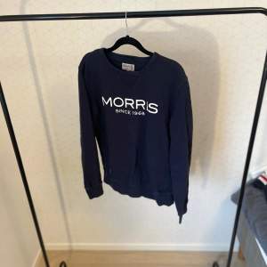 En Morris sweatshirt i storlek Small. Tröjan är o riktigt bra skick och har inga skador! Hör av er vid frågor eller funderingar! 