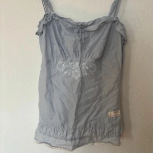 Odd Molly topp - Ljusblå Odd Molly topp med vita broderade detaljer. Har en liten dragkedja på ena sidan. Storlek s på lappen. Skriv om du har några frågor🌟