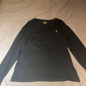 Ralph lauren crewneck - Varan är i super skick, storlek 170 men jag som har M/L kan ha den. Materialet är tunt och passsr bra nu till sommaren… Kom privat för bilder:)
