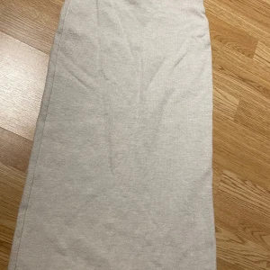 Stickad kjol  - Säljer en jätte fin helt oanvänd lite längre kjol från Zara! 💕 super fin och lite varmare material för lite svalare dagar!💕 köparen står för frakten!