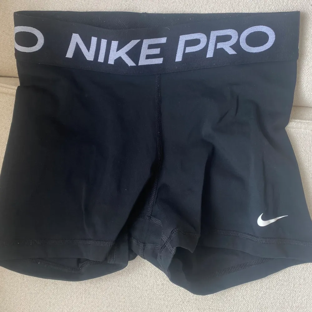 Bekväma svarta träningshorts från Nike i storlek S. Använda några gånger . Shorts.