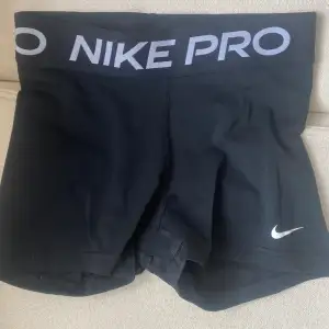 Bekväma svarta träningshorts från Nike i storlek S. Använda några gånger 