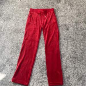 Röda juicy couture byxor i strl S. Använda Max 3 ggr, som nya! Säljer dem då de ej kommer till användning. Dm:a mig för mer information om passform osv💝
