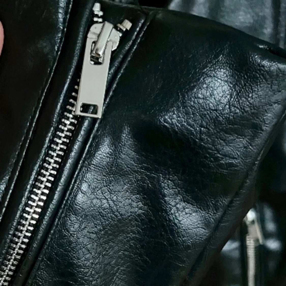 Skinnjacka med dragkedjor.  - 91