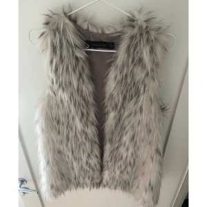 Pälsväst  - Säljer denna superfin grå/beige pälsväst i storlek S. Den är i perfekt skick och har inga synliga defekter. Mönster ger den en cool toutch. Perfekt till vår och sommar!💗  OBS, det är inte äkta päls!