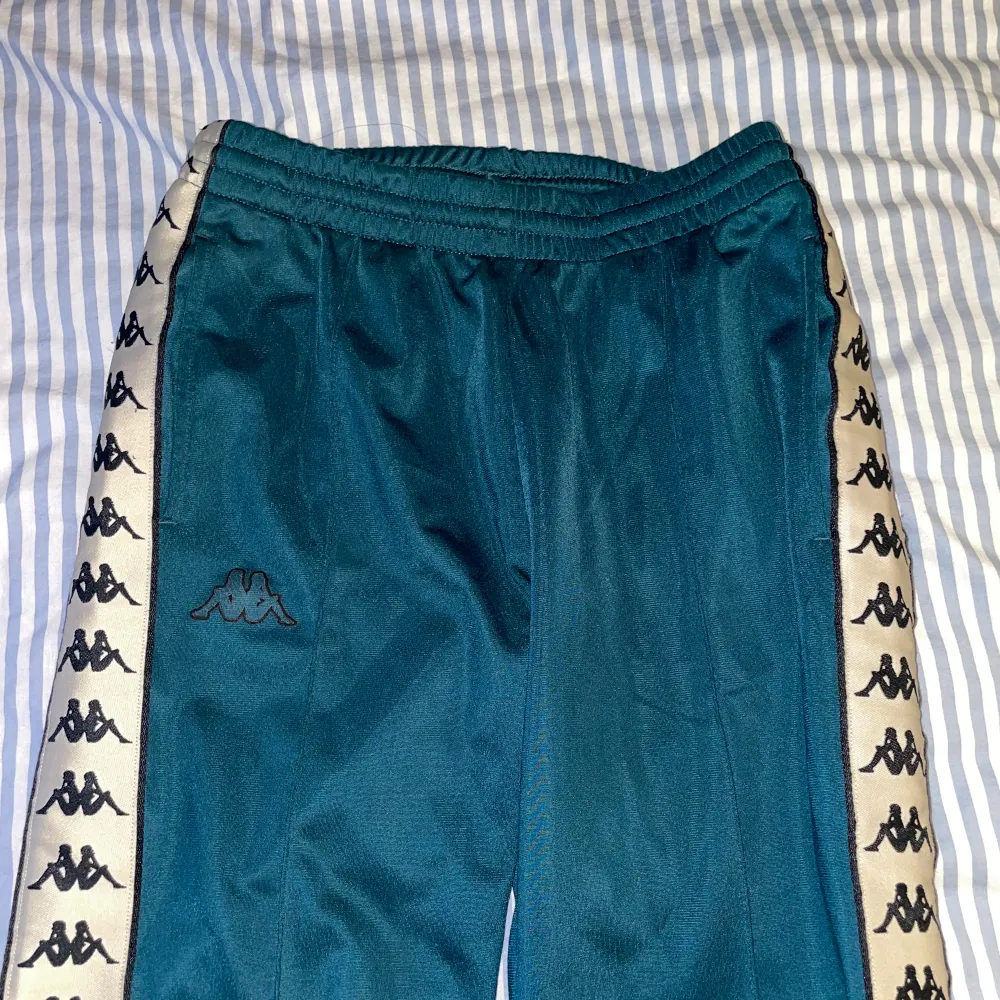 Kappa byxor i strl S (Unisex), mörkgröna och är i gott skick. . Jeans & Byxor.