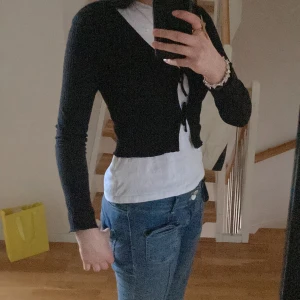 Kofta 😻 - Super snygg kofta med små rosetter, (ribbad)  🔥🫶❣️