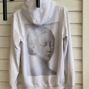 Säljer min The Cool Elephant hoodie ”Antique Lady” då den inte kommer till användning! Den är super snygg och använd ett fåtal gånger, dock har den fått 3 fläckar som jag ej får bort, kolla bilderna! Den har även blivit lite nopprig. Nypris: 600 kr 💕