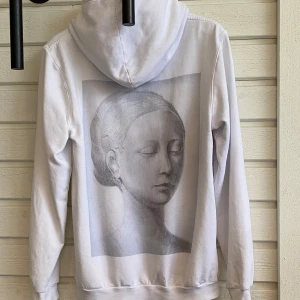 The Cool Elephant hoodie "Antique Lady Arctic White” - Säljer min The Cool Elephant hoodie ”Antique Lady” då den inte kommer till användning! Den är super snygg och använd ett fåtal gånger, dock har den fått 3 fläckar som jag ej får bort, kolla bilderna! Den har även blivit lite nopprig. Nypris: 600 kr 💕
